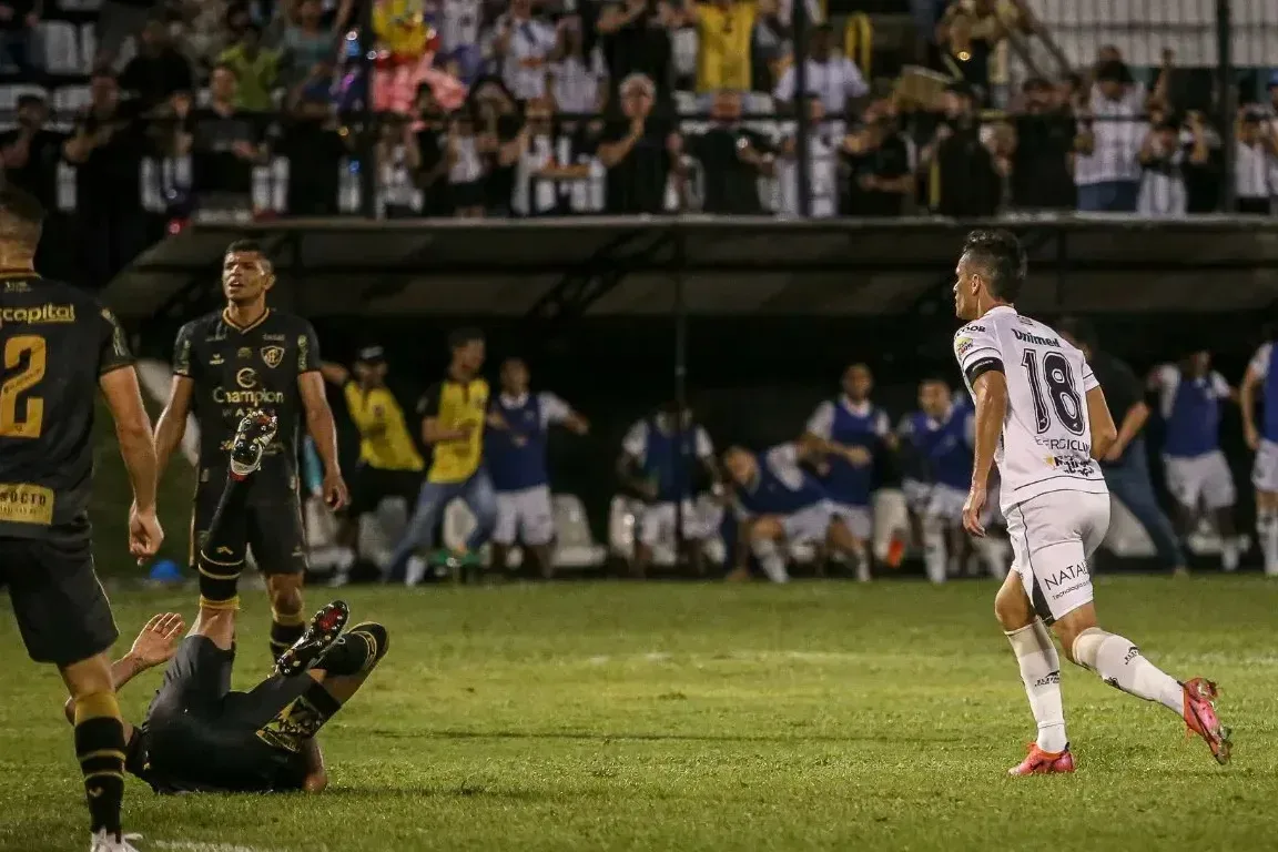 Henan, após fazer 2-0 no Figueirense