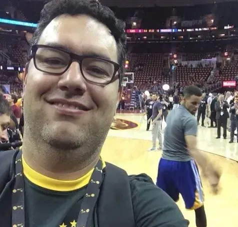 Ao lado de Curry, que pediu para tirar uma selfie, numa das finais da NBA