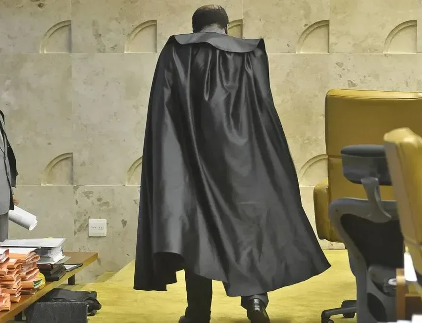 Diga que o Batman não morreu de inveja dessa imagem?