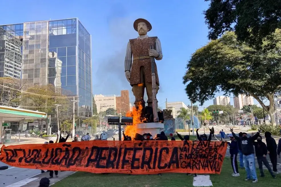 Incêndio feito na estátua do Borba Gato