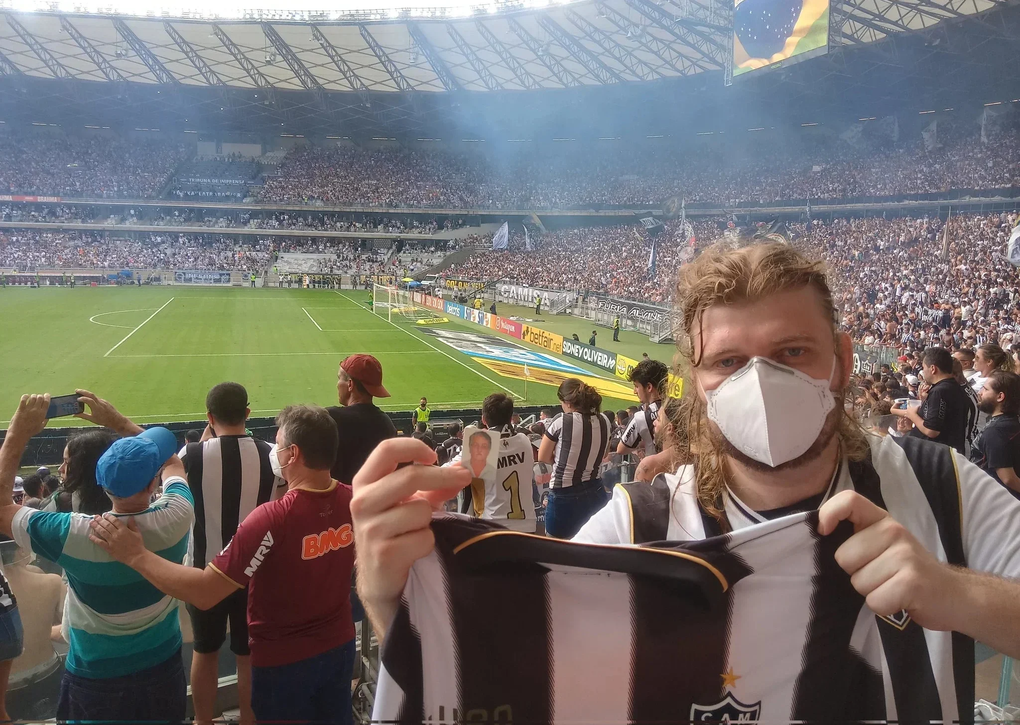 No jogo Atlético x América, fiz essa homenagem ao Rafa,&nbsp; atleticano, pai do meu amigo Murillo, que é cruzeirense. Rafa foi ao Maracanã ver o gol do Dadá em 1971. Esteve presente agora também. Mais sobre essa história aqui:&nbsp;<a href="https://www.itatiaia.com.br/noticia/torcedor-do-galo-ajuda-amigo-cruzeirense-a-homenagear-pai-que-sonhava-com-o-bi">https://www.itatiaia.com.br/noticia/torcedor-do-galo-ajuda-amigo-cruzeirense-a-homenagear-pai-que-sonhava-com-o-bi</a>&nbsp;