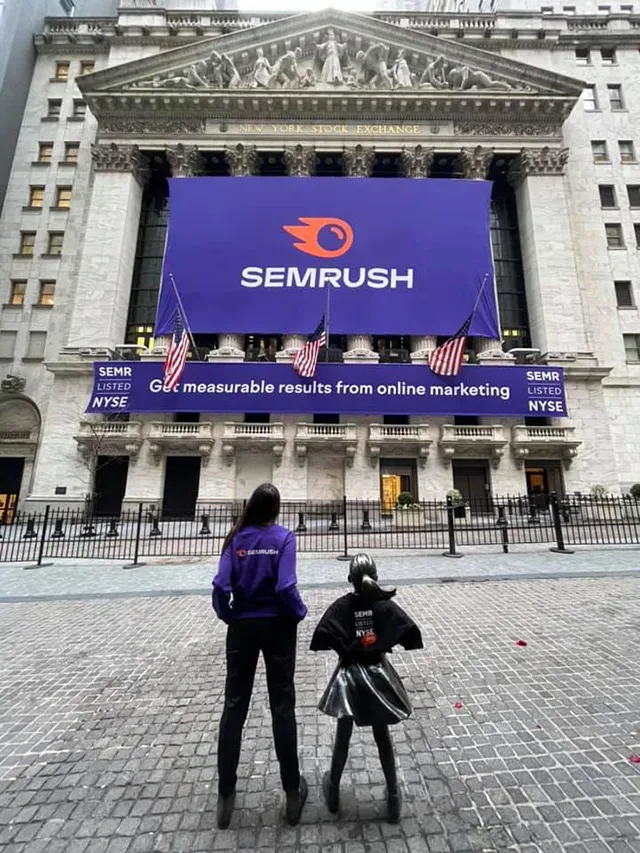Wall Street, em frente à Dow Jones, no dia do IPO da SEMRush