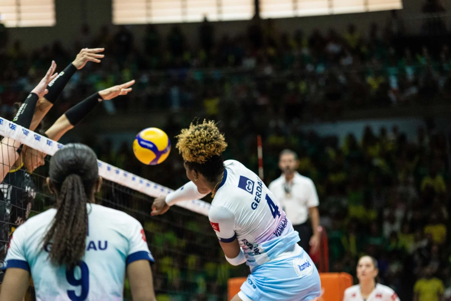 Yonkaira Peña tenta fugir do forte bloqueio do Praia Clube - Foto: Eliezer Esportes