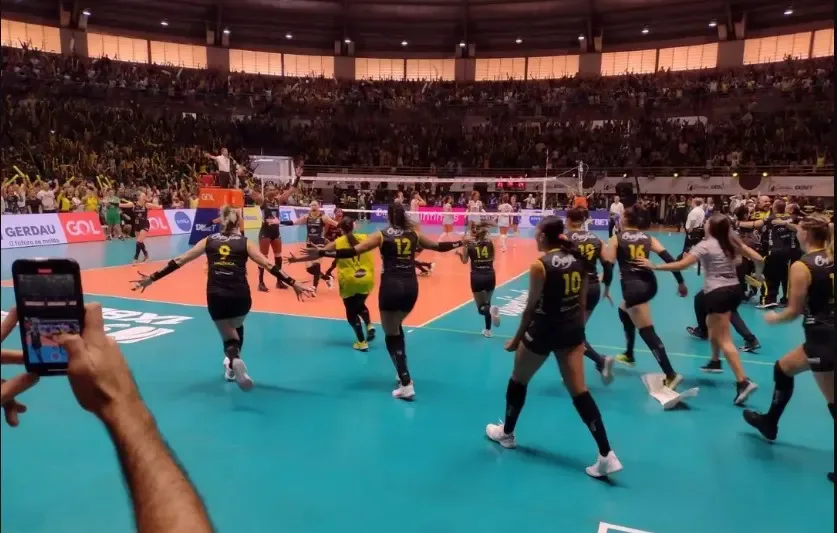 Jogadoras do Praia Clube invadem a quadra para comemorar o título - Foto: Felipe Santos