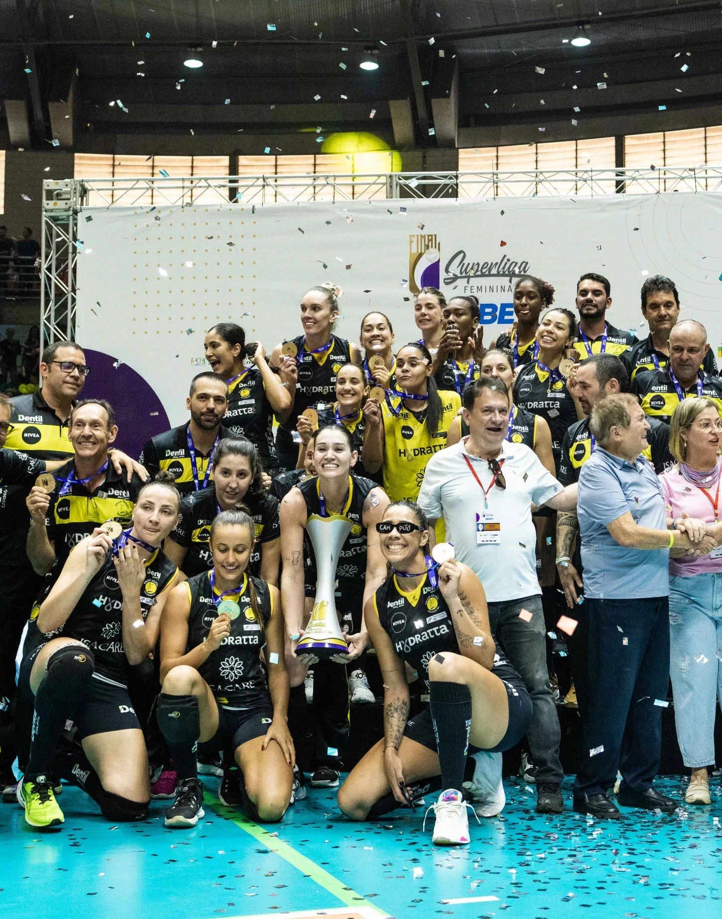 Elenco do Praia Clube exibindo suas premiações durante a cerimônia do título da temporada 2022-23 da Superliga feminina - Foto: Eliezer Esportes 