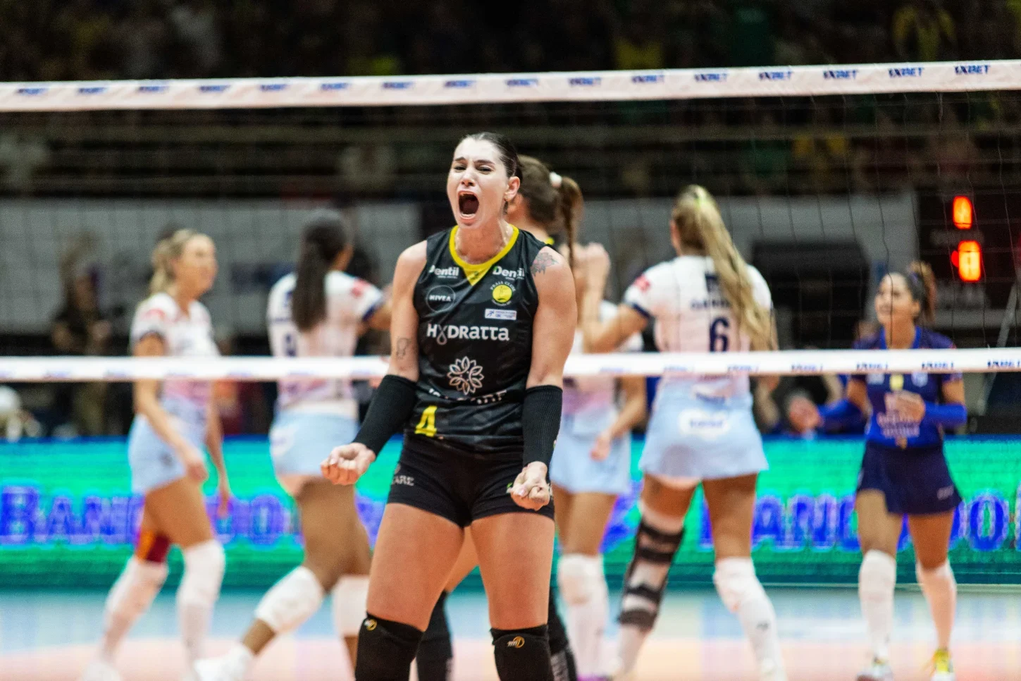 Claudinha, MVP da final, comemorando durante a partida - Foto: Eliezer Esportes