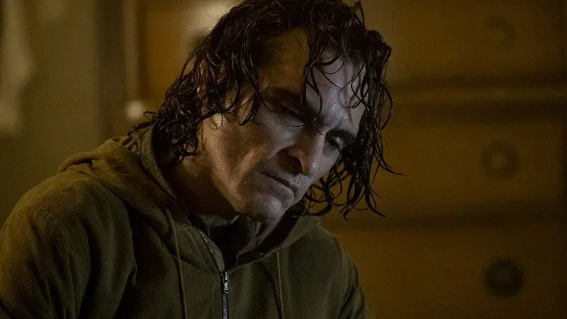 Arthur Fleck, com atuação impecável de Joaquin Phoenix.