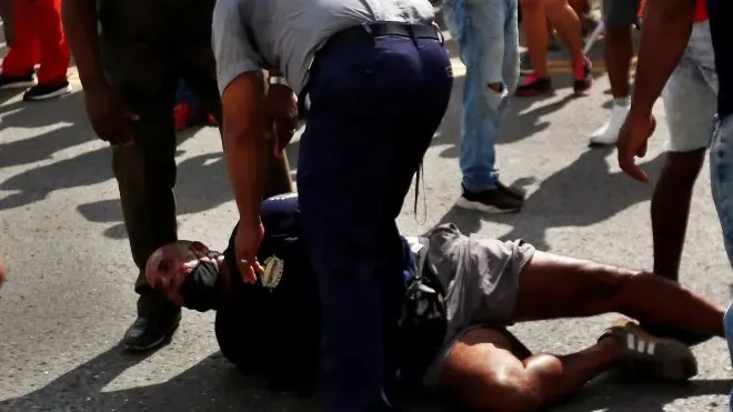 GUARDA COMUNISTA MATA MAIS UM HOMEM EM HAVANA - A vítima tinha 36 anos e participava de um protesto no Conselho Popular Güinera do município de Arroyo Naranjo, no sul da capital, como parte das manifestações contra o regime comunista cubano.