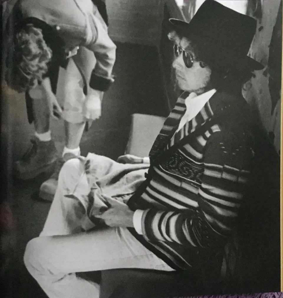 Dylan à caráter para a capa das Basement Tapes. Ao fundo, Rick Danko