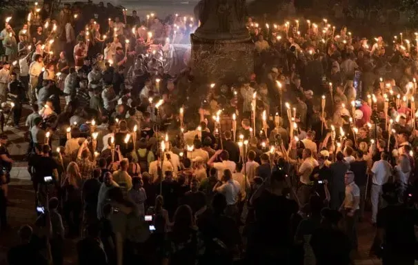 Evento em Charlottesville organizado por supremacistas brancos em 2017.