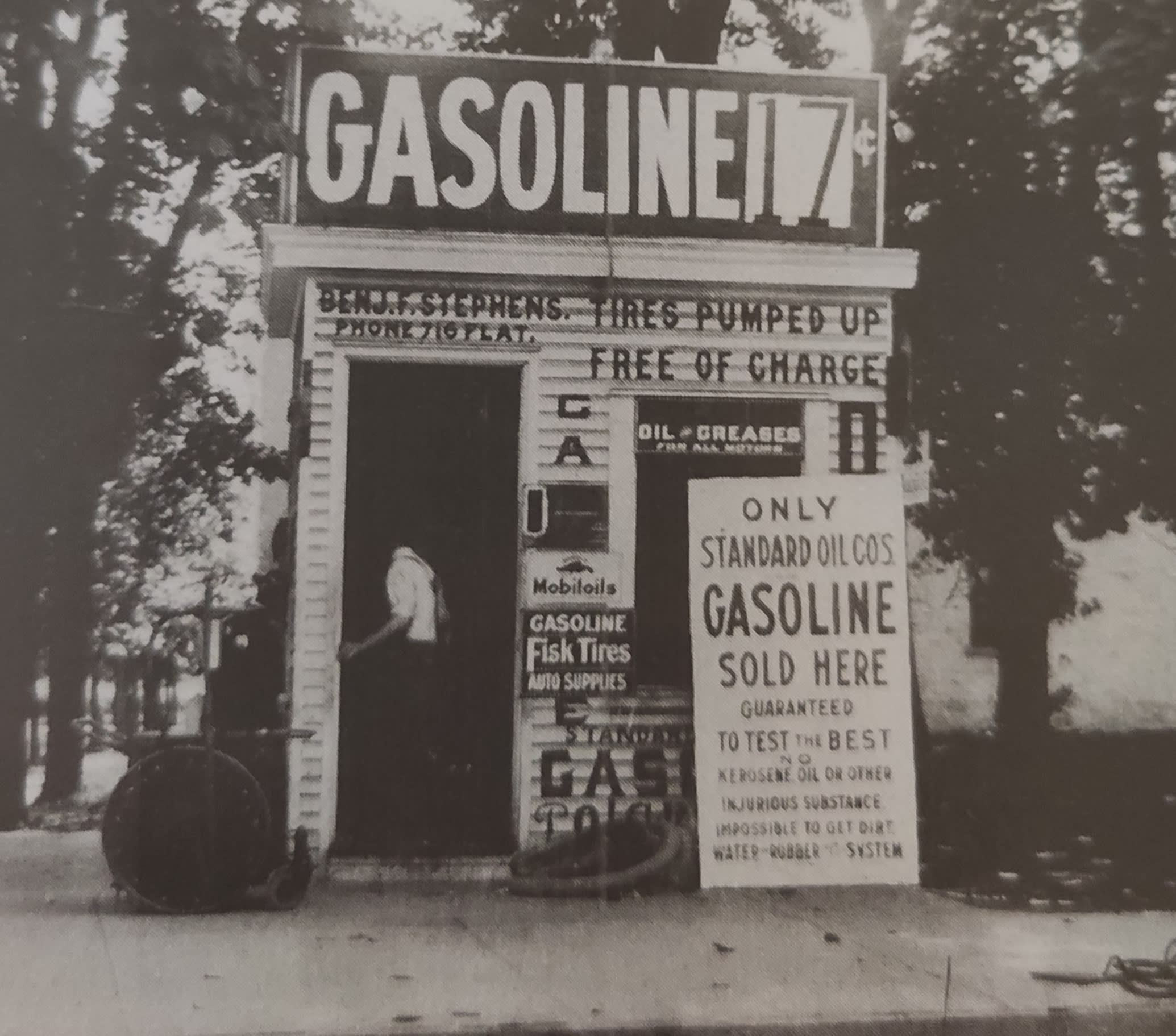 Anos 20 do século XX. Gasolina abundante e barata. Rockefeller ergueu a maior empresa de petróleo na época, Standard Oil, que posteriormente foi desmembrada em outras companhias como Exxon, Mobil, Chevron, etc.<br>