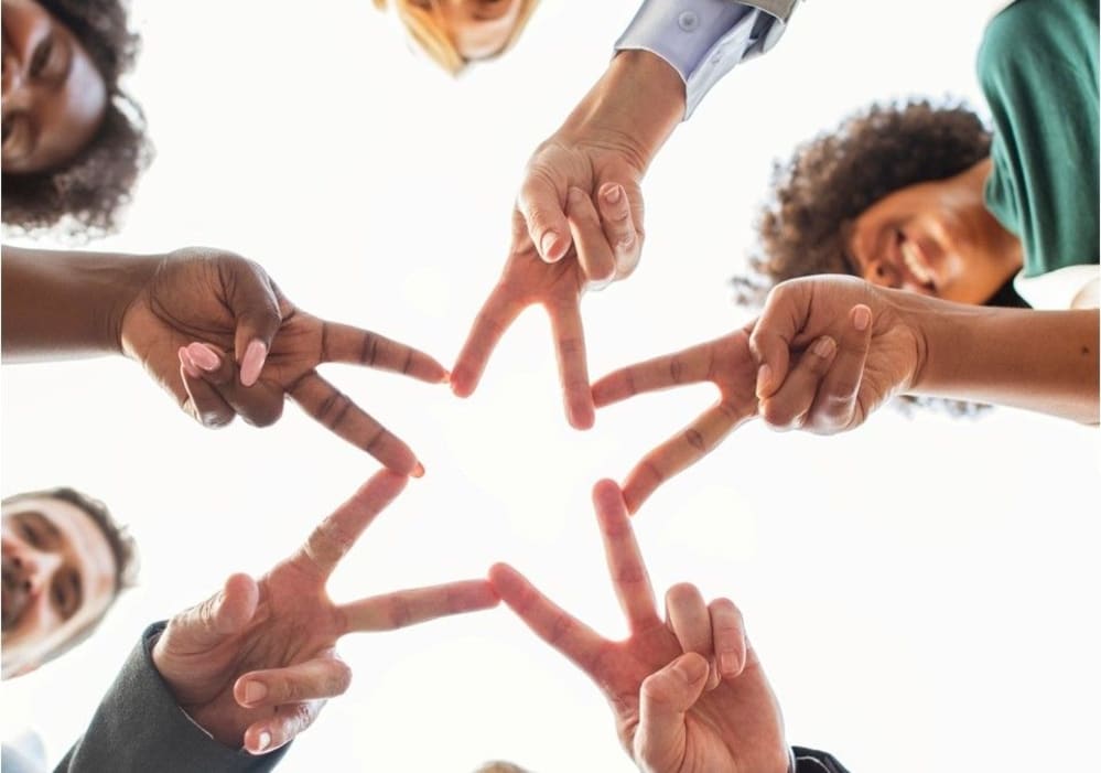 Diverse Hände formen gemeinsam einen Stern