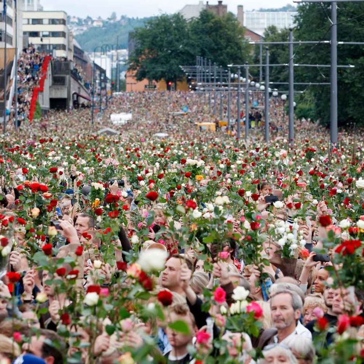 cover art for 22.juli-sending: Folk på gata om hvordan terrorangrepene har påvirket dem og samfunnet