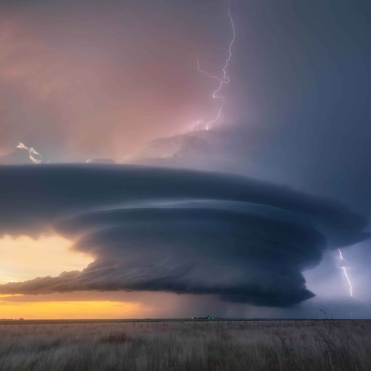 cover art for WW337: Auf Tornadojagd in den USA – Dennis Oswald über extreme Wetterphänomene
