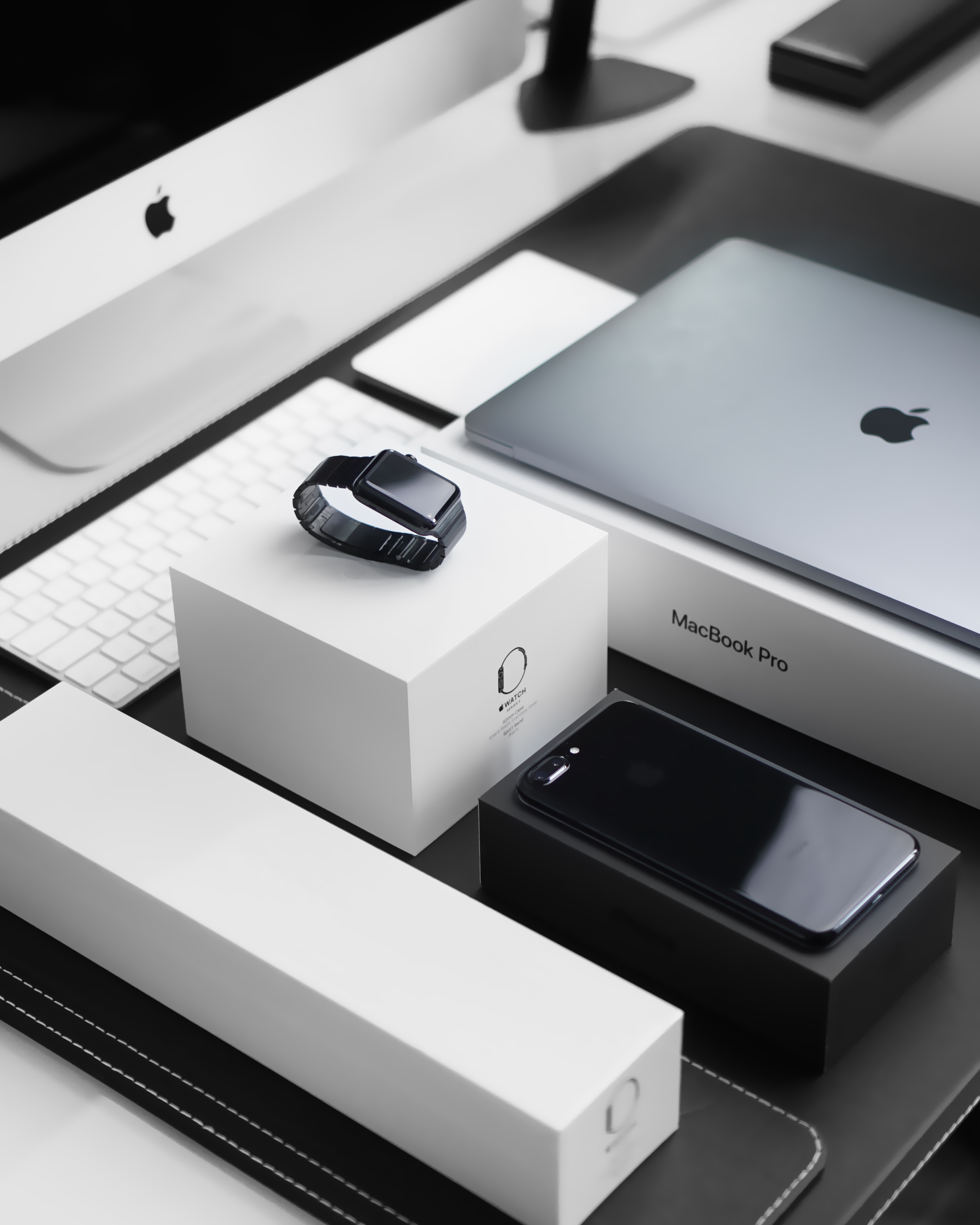 Los dispositivos móviles , la tecnología de comunicación inalámbrica y el concepto de internet web : un portátil de negocios o notebook oficina, PC Tablet PC y teléfonos inteligentes con pantalla táctil modernas brillantes negros con interfaces de aplicaciones de colores aislados sobre fondo blanco