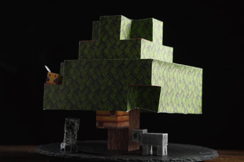 Pixel Papercraft - Minecraft oak tree with bee hive and bee (full size)  (with tutorial)