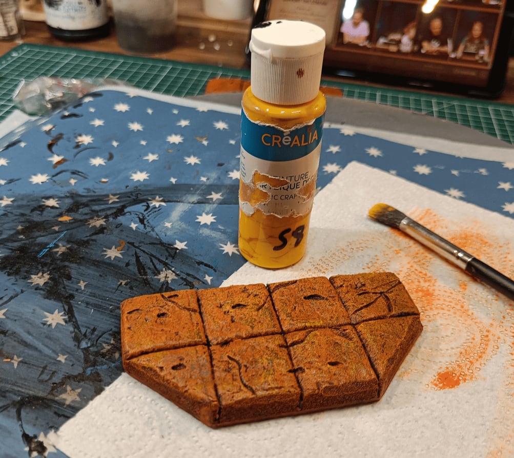 Yellow drybrush creating multiple relief levels on blue tiles
