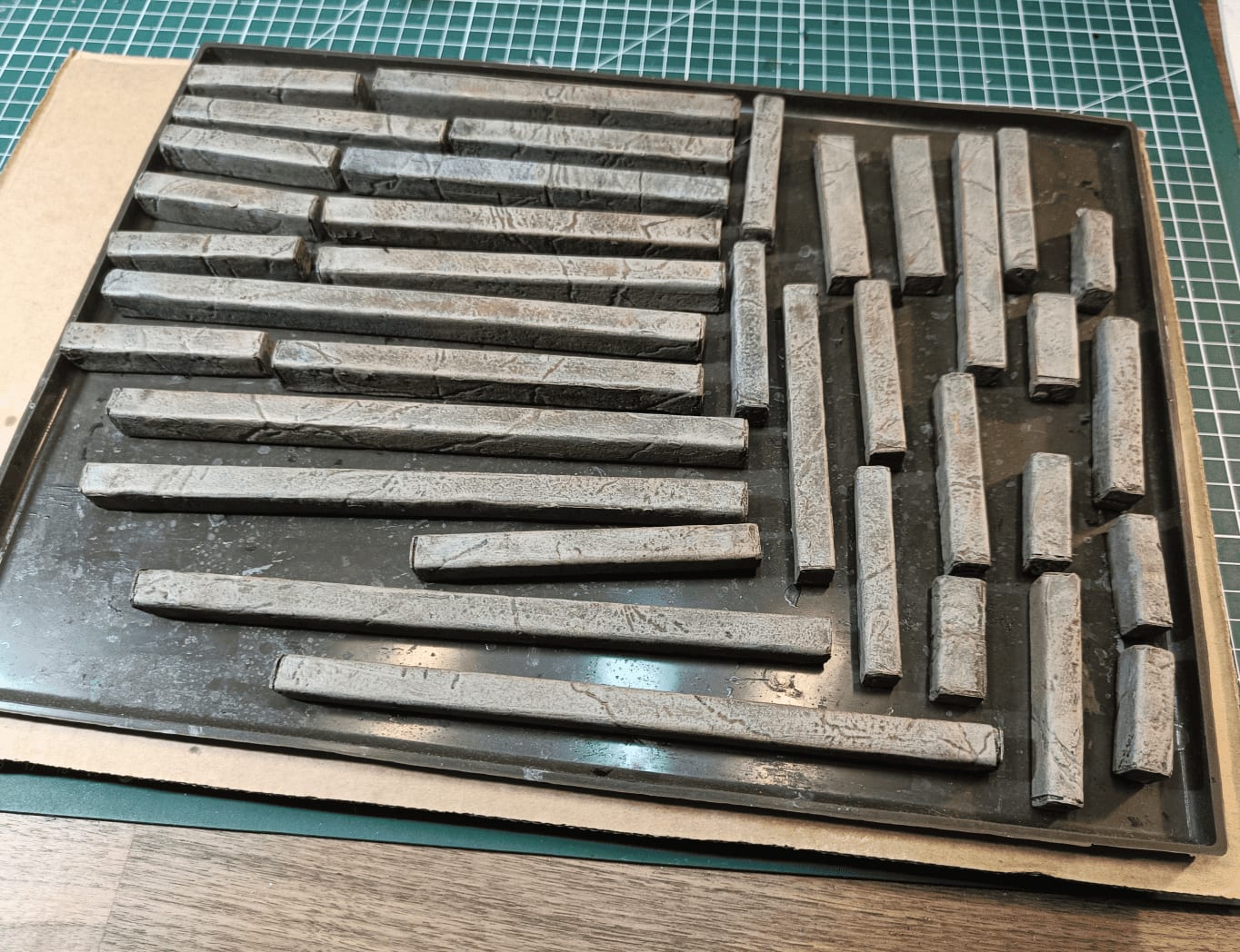 Finished walls with washes in black, blue, green and brown