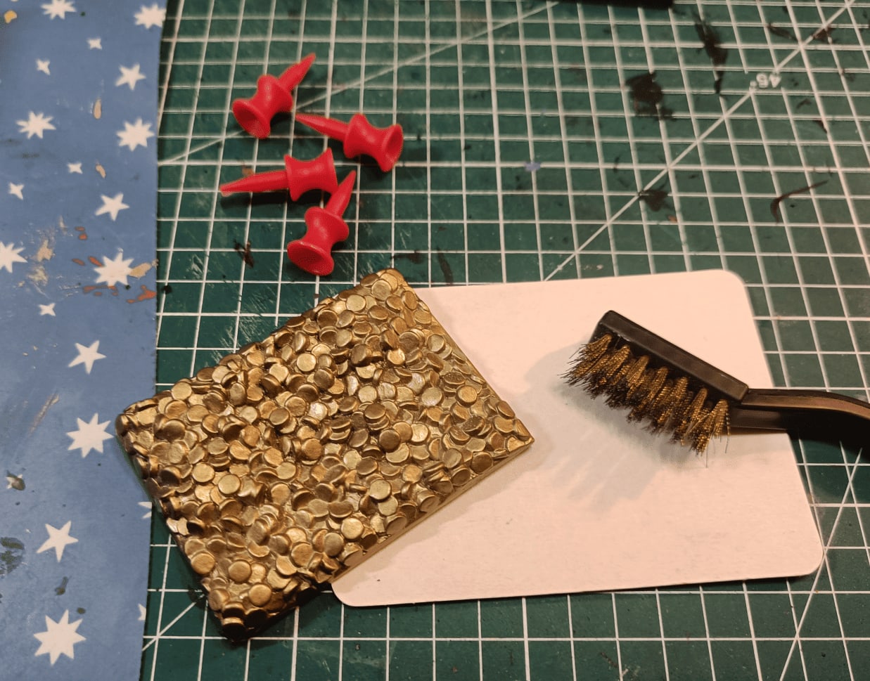 Plastic treasure picked up at flea market as base material