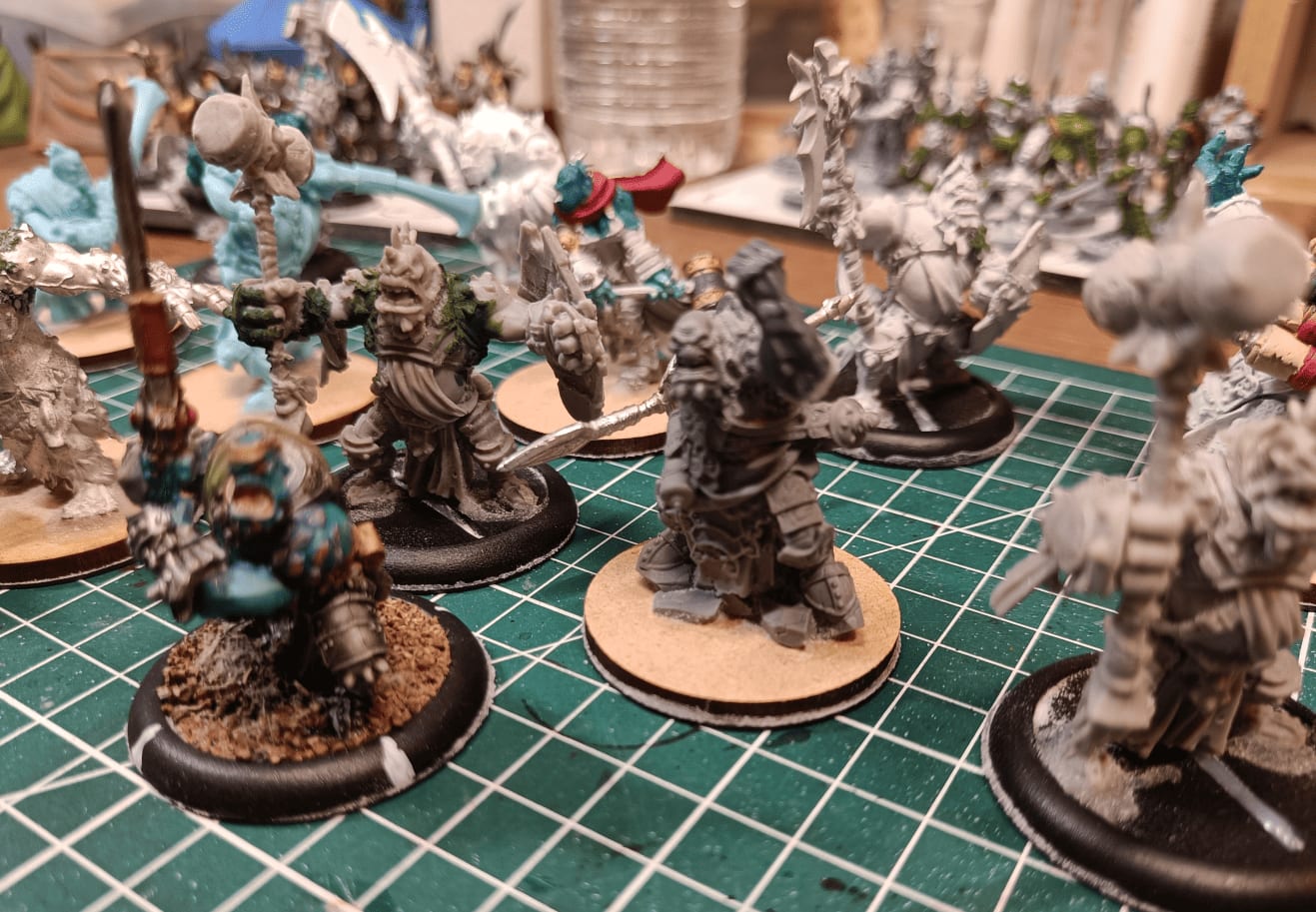 Miniatures glued on bases with repaired broken pieces