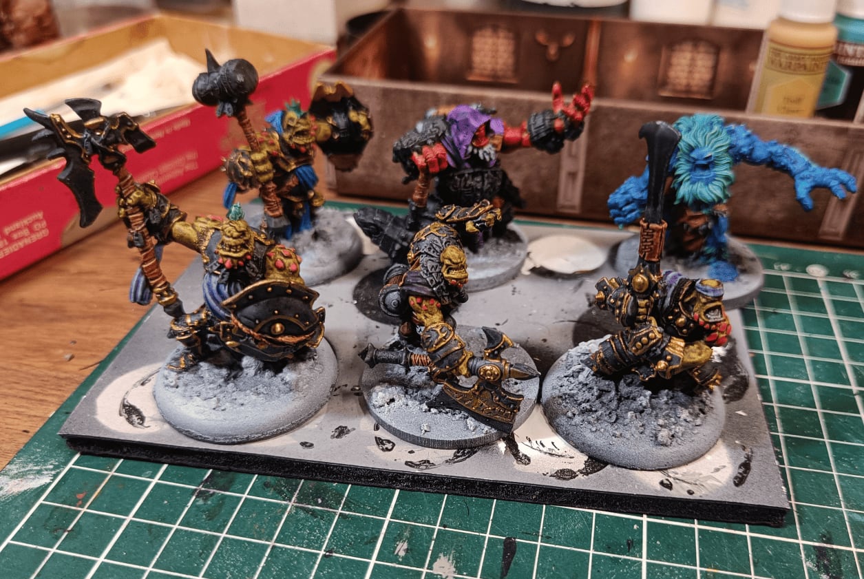 Gold highlights applied with Faber-Castell pen over Grim Black armor