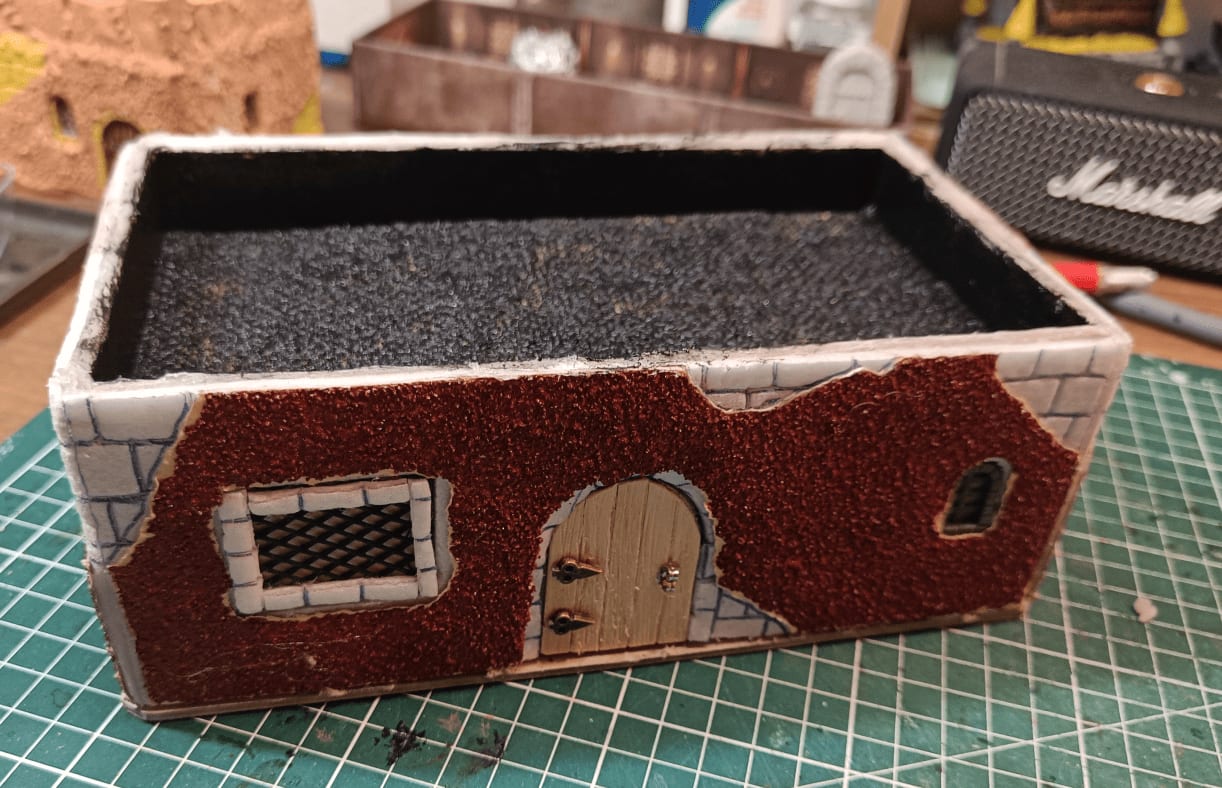 Roof with integrated parapet and woven mat surface