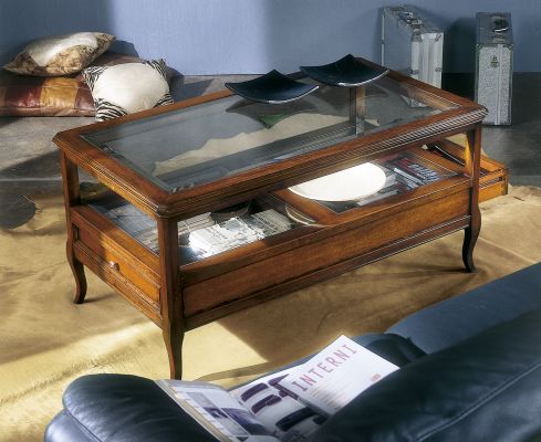 Coffee table with top in glass