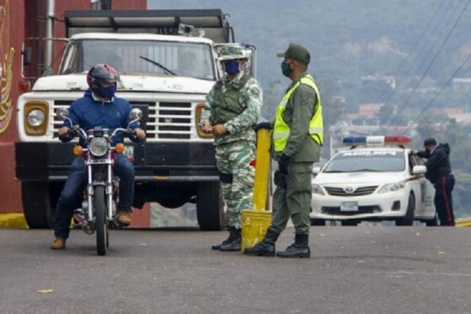 VENEZUELA ANUNCIA LA ELIMINACIÓN DE ALCABALAS POLICIALES PARA ALIVIAR EL TRANSPORTE DE MERCANCÍAS