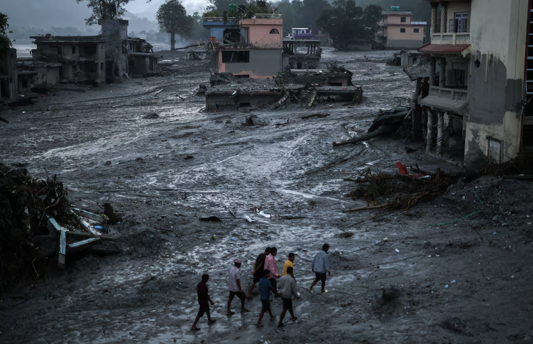 न चट्टान-न पानी, टनल में दलदल ने रोका रास्ता:ड्रम काटकर बोट बनाई, 90 मीटर अंदर पहुंचे, कमर तक धंसे रेस्क्यू करने वाले