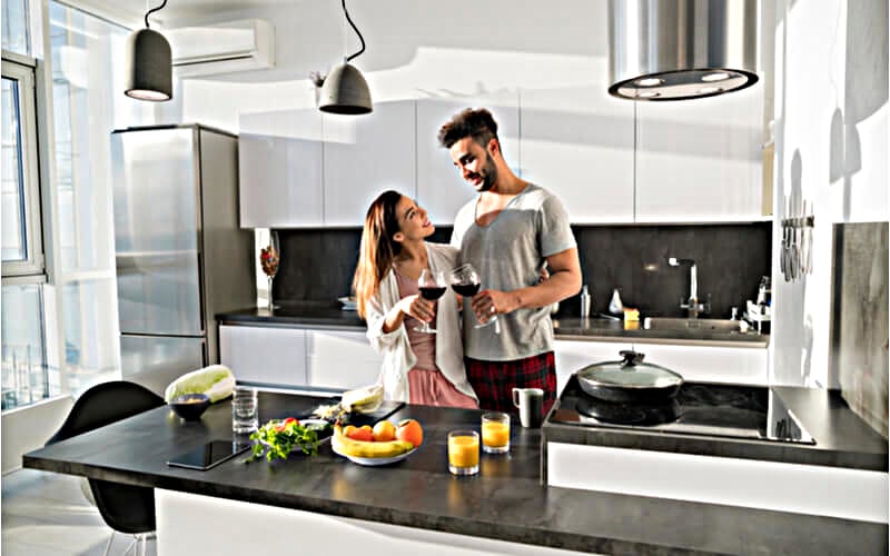 renovation-maison-ancienne-cuisine-couple