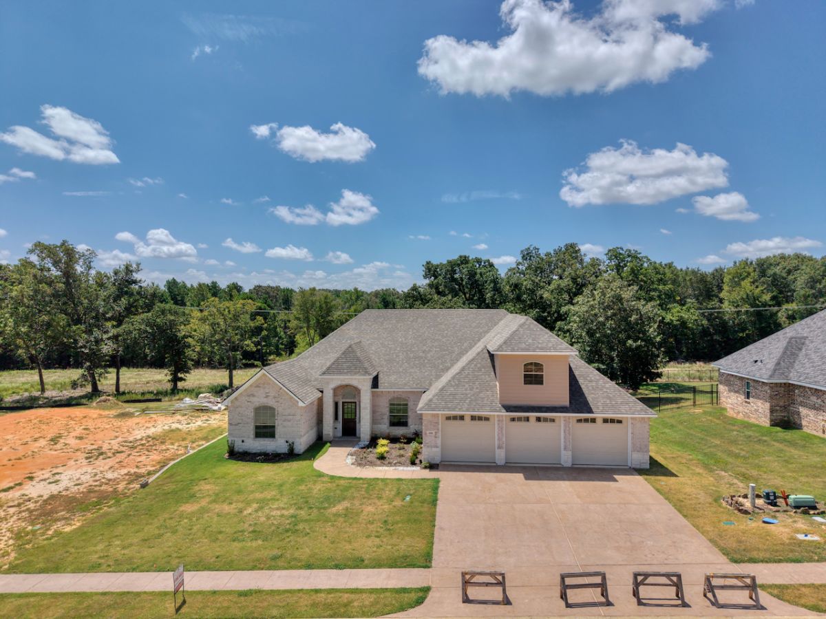 Property photo 2 of 1616 Courtland Ln, Lindale, Texas