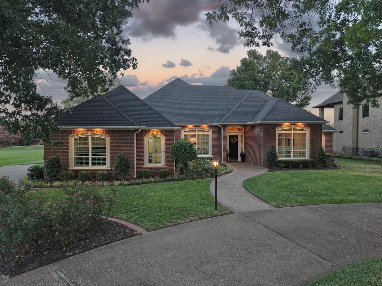 Exterior of 225 Bayhills Dr in Hideaway, Texas