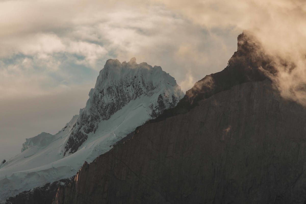 Communion of the Peaks in a room