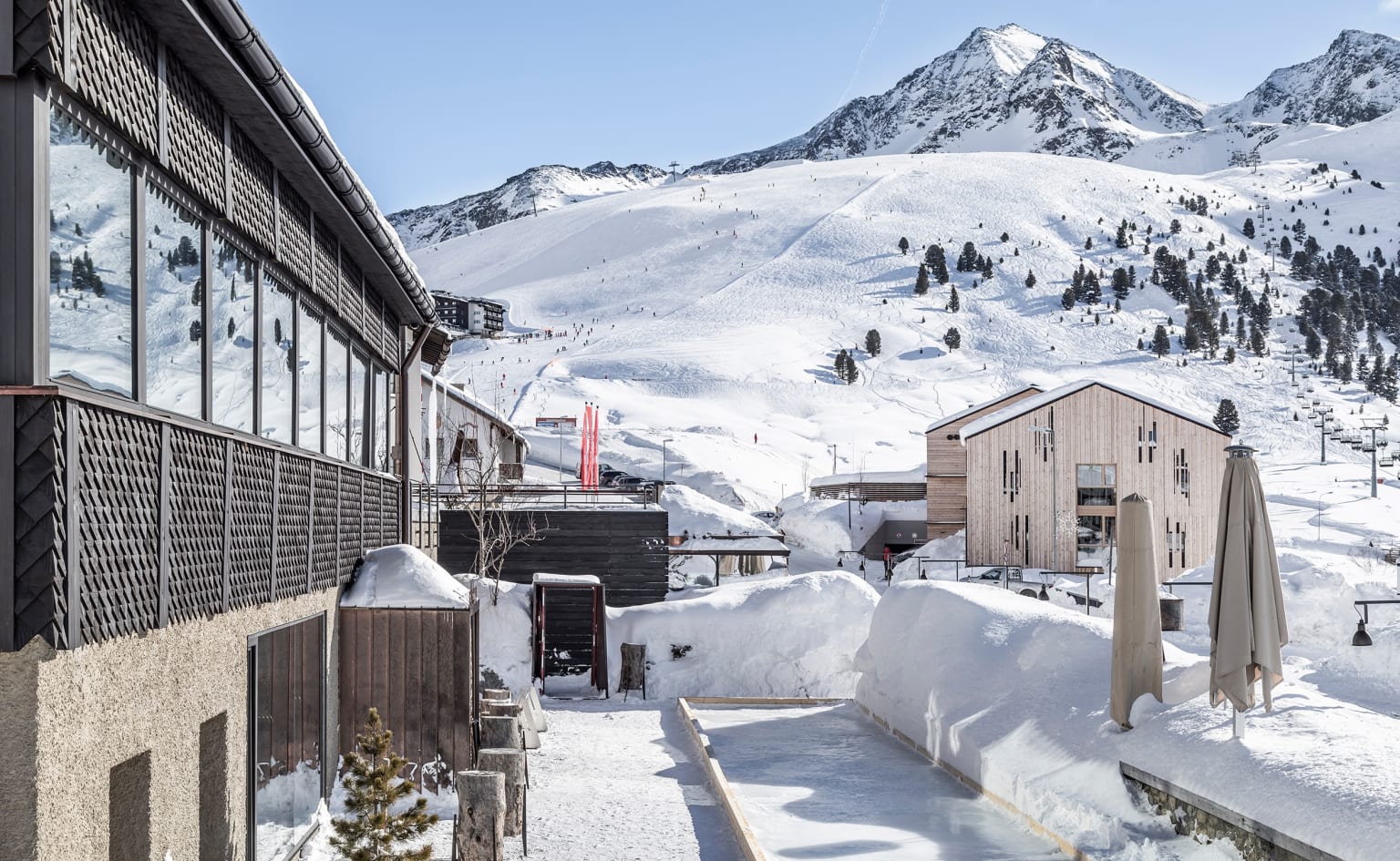 alle_Winter_aussen_Ansicht-Veranda_Eisstockbahn_Sorvillo_010-HQ_B6A7636_print_gut-jagdschloessl.jpg