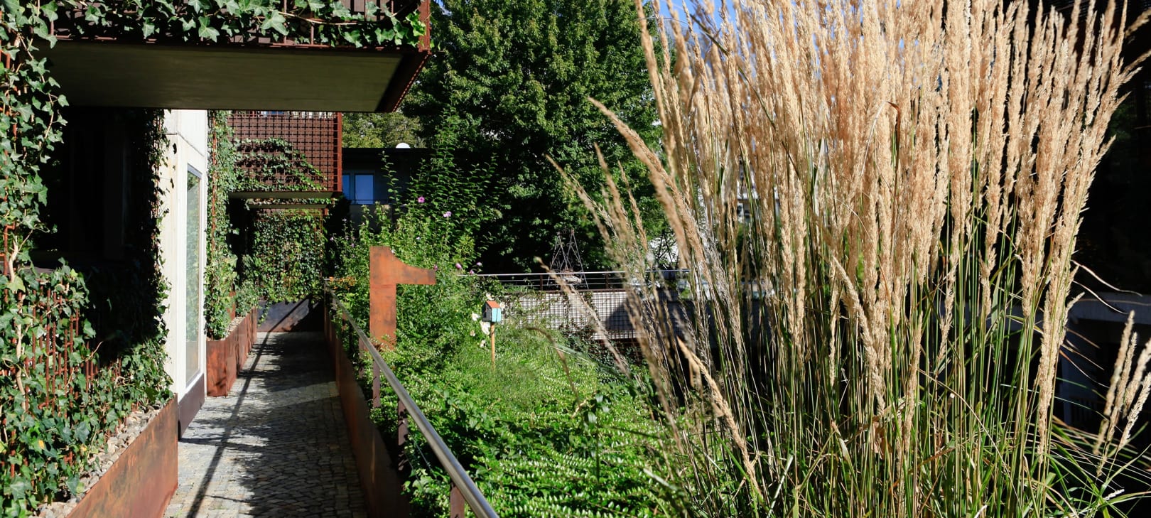 aussen_Garten_Haus-E_Dirr_Presse-salamander-innsbruck.jpg