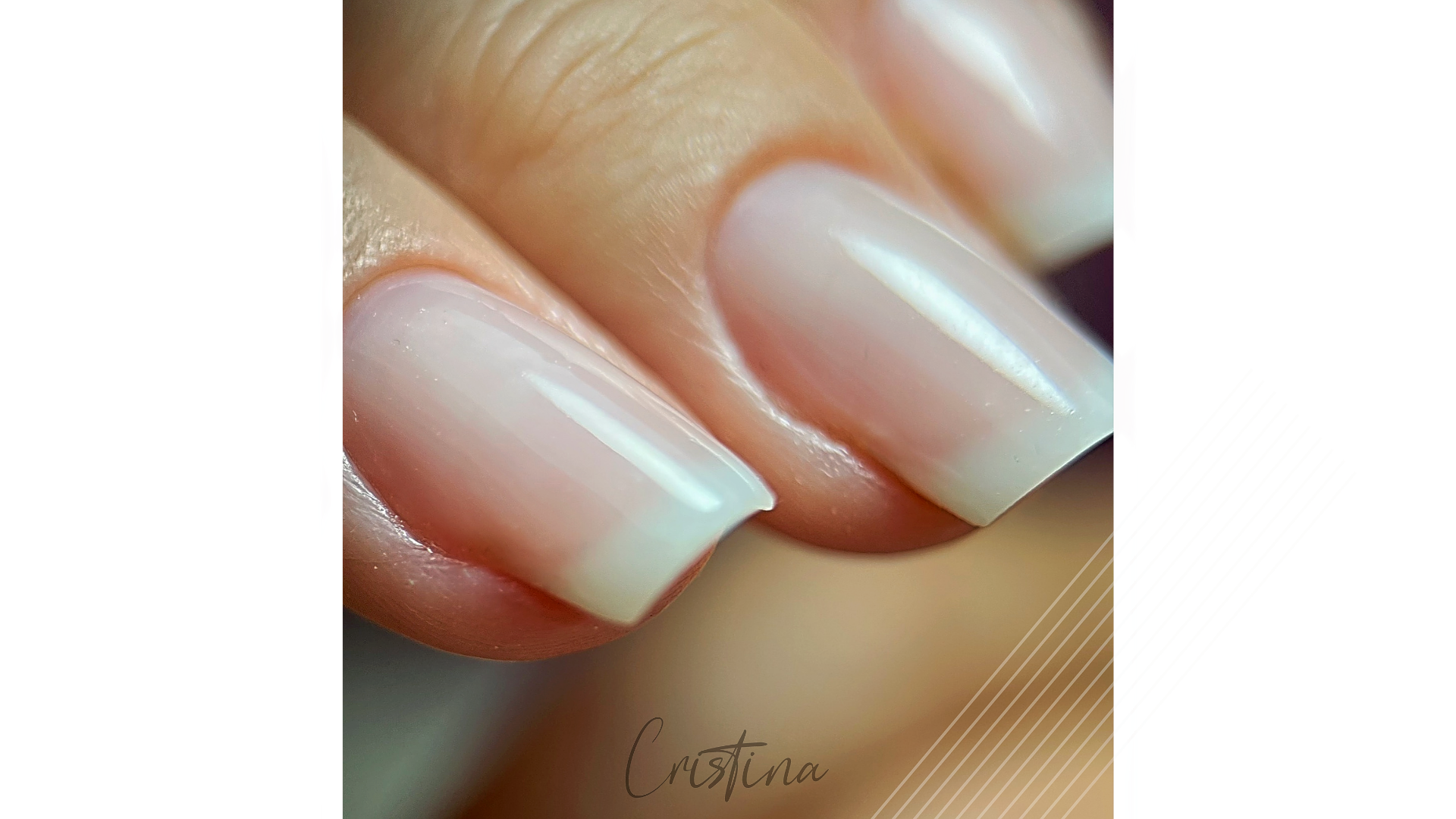 Les ongles de couleur nude sont vraiment intéressants.