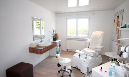 Moments - Studio für ganzheitliche Kosmetik: Kosmetikstudio in Dettenheim