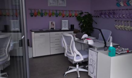 Monis Nails & Bodyforming: Nagelstudio in Bornheim