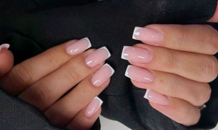 Maison de Beauté - Ongles - Cils - UV - Épilation au fil - laser  : Manucure à Fréjus