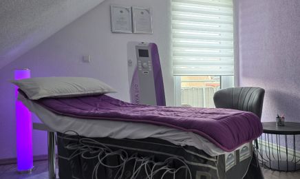 Monis Nails & Bodyforming: Nagelstudio in Bornheim