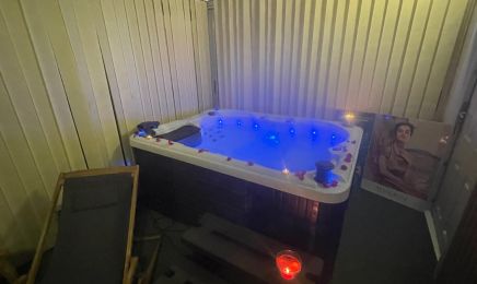Houdarling : Beauté, Massages PISCINE & SPA ( Hammam, Sauna & Jacuzzi ) : Coiffeur à Nîmes