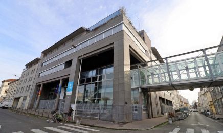 Lycée professionnel du premier film à lyon 8e : Manucure à Lyon