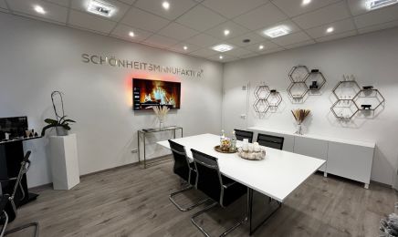 Schönheitsmanufaktur Ella Haag: Nagelstudio in Neutraubling