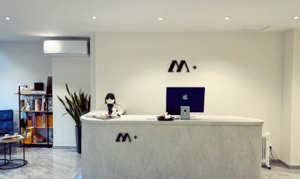 M Plus : Manucure à Paris