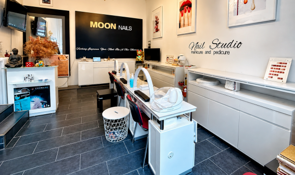 Moon Nails