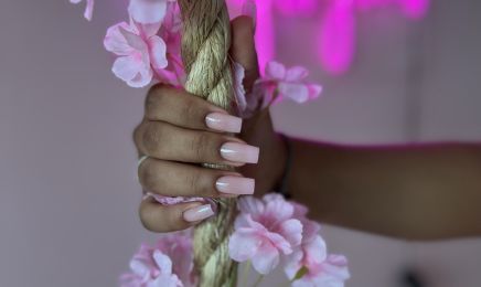 Maison de Beauté - Ongles - Cils - UV - Épilation au fil - laser  : Manucure à Fréjus