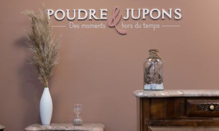 Poudre et Jupons - Institut de Beauté & Boutique de Prêt à Porter - Massage : Institut de beauté à Segré-en-Anjou Bleu