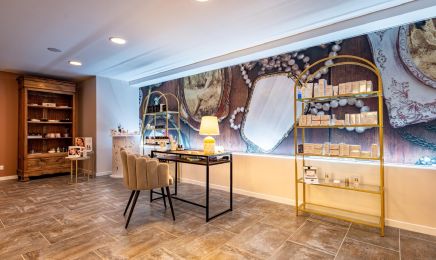 Poudre et Jupons - Institut de Beauté & Boutique de Prêt à Porter - Massage : Institut de beauté à Segré-en-Anjou Bleu