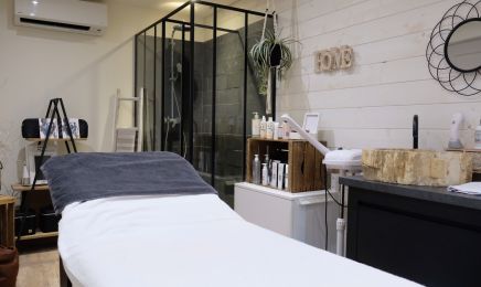 Le 825  : Coiffeur à Anse