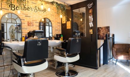Le 825  : Coiffeur à Anse
